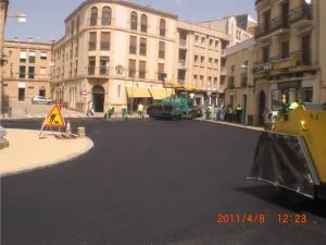 Extendido de aglomerado asfáltico en una plaza urbana