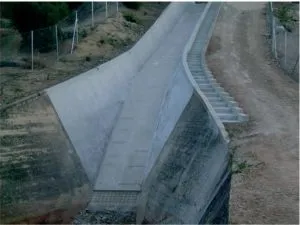 Canal de hormigón con escalera de servicio en el talud