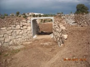 Obra de drenaje en marco con aletas de mampostería