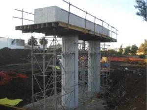 Pilas y dintel de puente en construcción con andamiaje