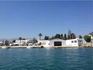 Nave de varadero junto a la lámina de agua de un puerto