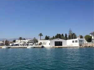 Nave de varadero junto a la lámina de agua de un puerto