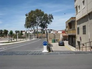 Travesía urbana con paso elevado e isleta de señalización